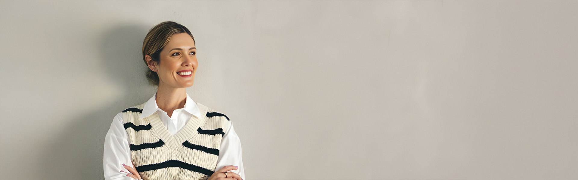 eine Frau in einem weißen Hemd und schwarzer Hose