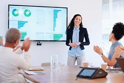 eine Frau, die eine Gruppe von Menschen unterrichtet