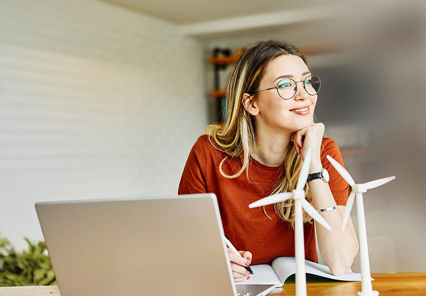 eine Frau sitzt an einem Schreibtisch mit einem Laptop