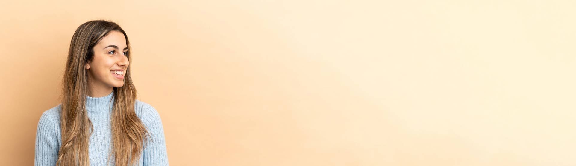 junge Frau lächelnd und mit einem Lächeln aufblickend