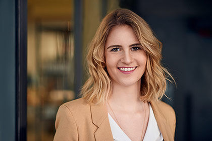 eine Frau in einer braunen Jacke