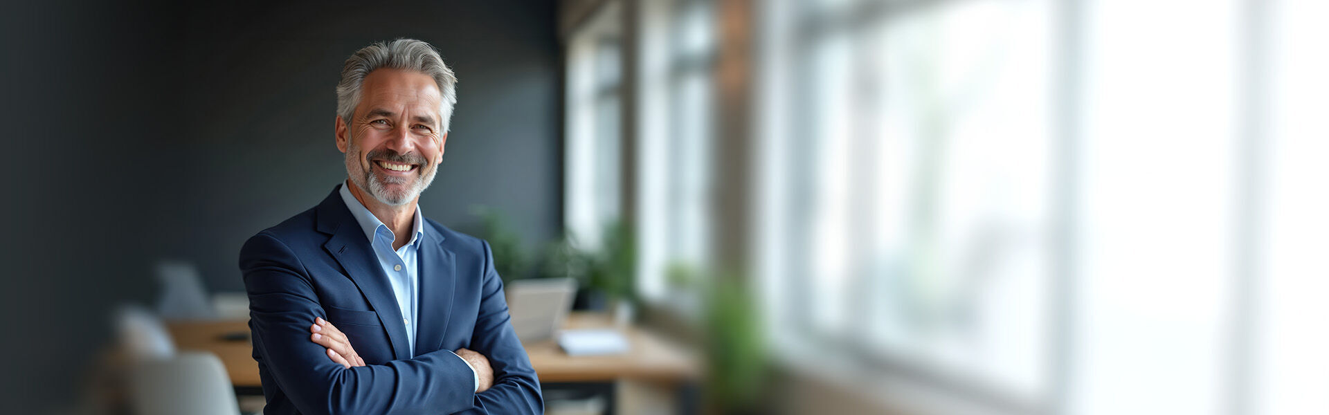 Lächelnder Geschäftsmann im schicken Anzug steht in seinem Büro und bereitet sich auf das Coaching für Assessment Center vor.