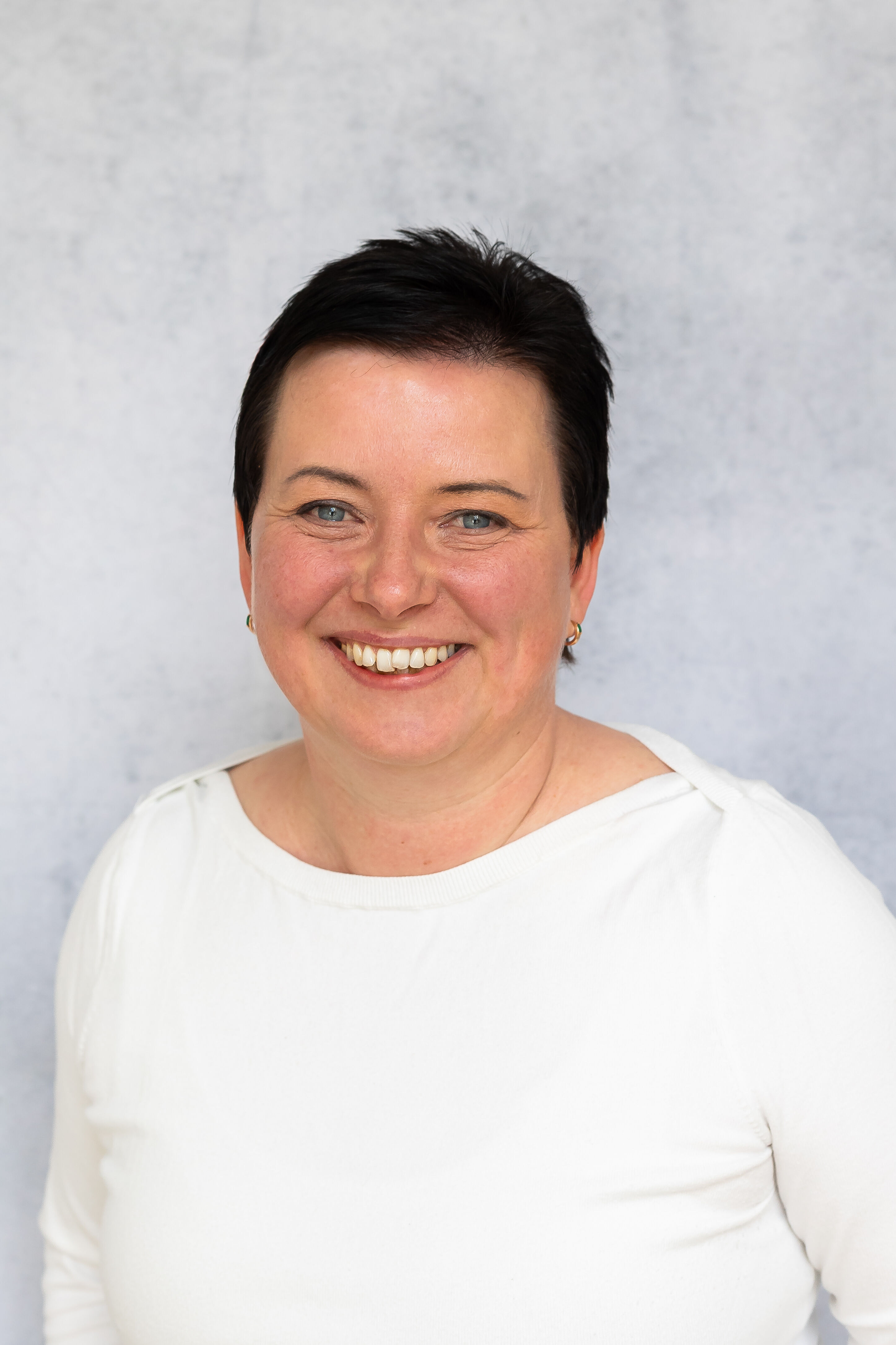 Porträtfoto von Michaela Meier-Rinke vom Kooperationspartner AWT, auf dem sie freundlich lächelt