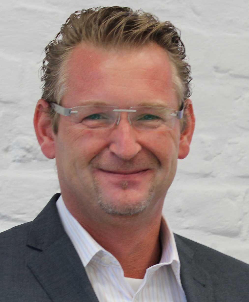 ein Mann mit Brille und Anzug