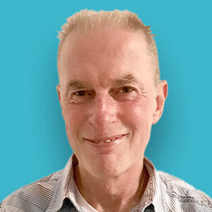 ein Mann mit blauem Hintergrund